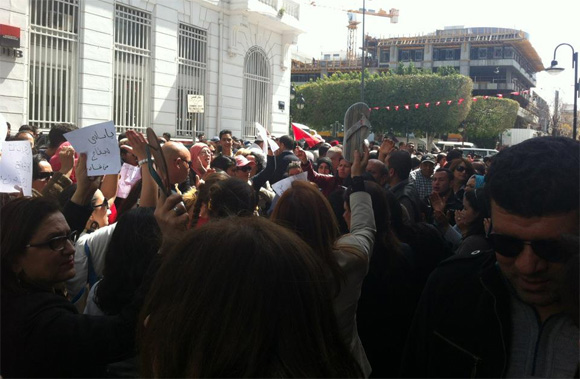 Tunisie- Manifestation et contre-manifestation devant le ministère de la Femme (vidéo)