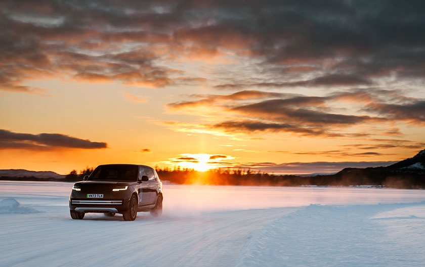 Les premiers prototypes du Range Rover Electric commencent leurs tests sur les lacs gels