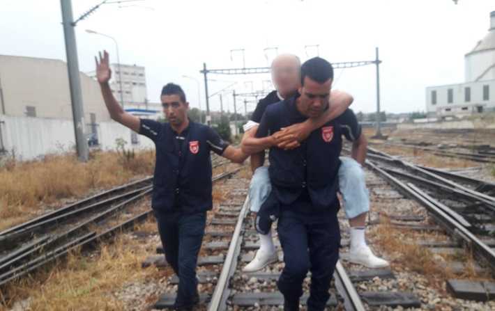 Photo du jour : Des passagers de la SNCFT secourus par la protection civile

