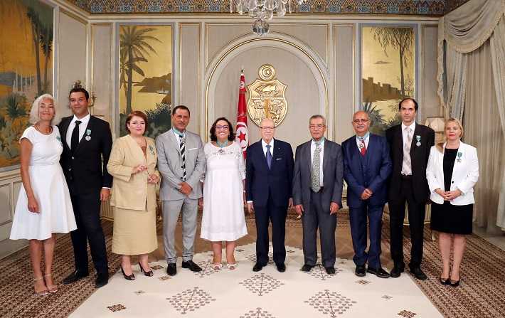 Bji Cad Essebsi dcore les membres de la Colibe