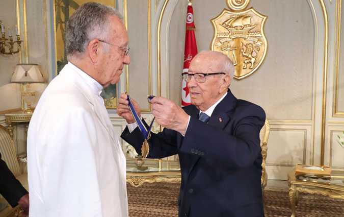 Béji Caïd Essebsi décore Yadh Ben Achour