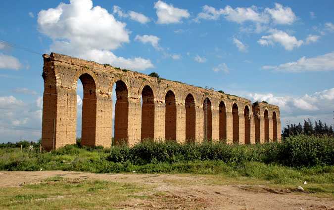 Des habitants de Mhamdia dtruisent une partie des Aqueducs romains