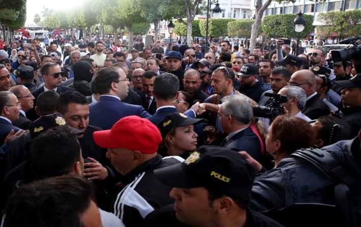 Youssef Chahed sur les lieux de l'attentat  lavenue Habib Bourguiba