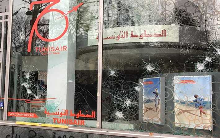 La vitrine de Tunisair  Paris saccage par des casseurs 