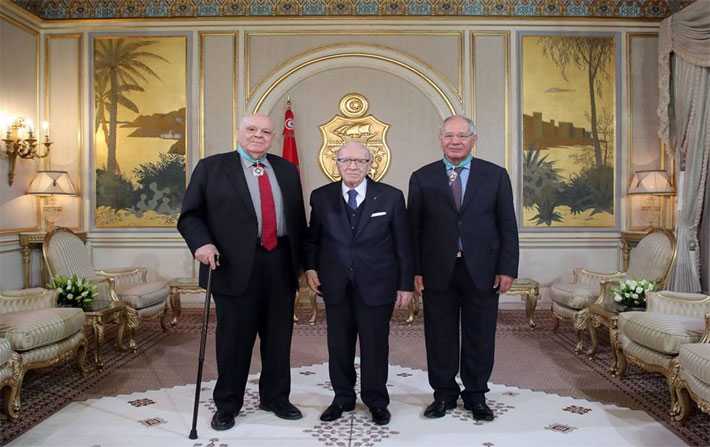 Béji Caïd Essebsi décore Khemaïes Chammari et Mokhtar Trifi