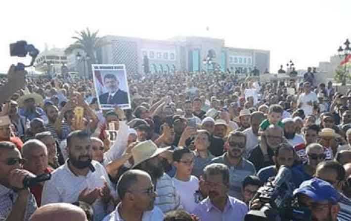 Prire collective  la mmoire de Mohamed Morsi