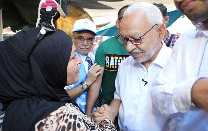 Pour ses visites de terrain, Ghannouchi noublie pas son micro-cravate

