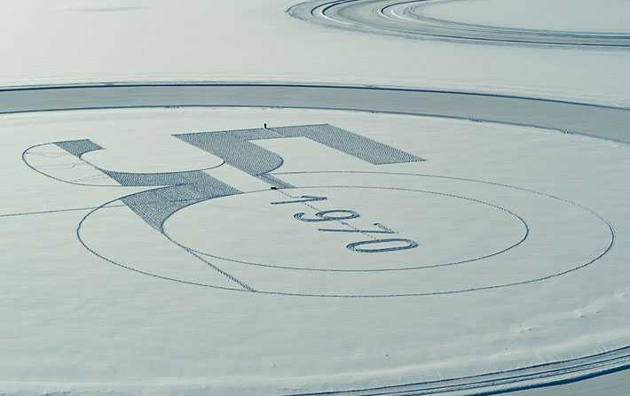 Clbration du jubil dor du Range Rover avec une uvre unique de snow art