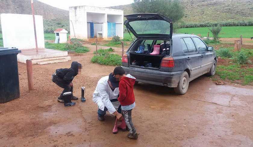 Un enseignant offre des bottes de pluie aux lves dmunis  Les photos datent de 2016 

