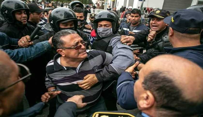 La photo de la honte : Abdennaceur Aouini assailli par la police