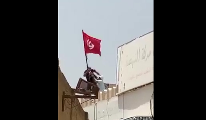Un manifestant pouss du toit du local dEnnahdha  Kairouan