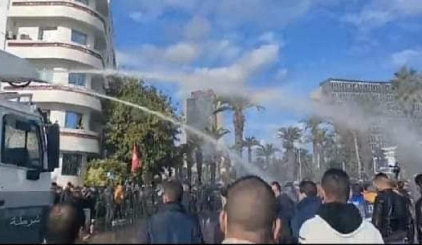Manifestation du 14 janvier  Les forces de scurit dploient les canons  eau pour disperser les manifestants