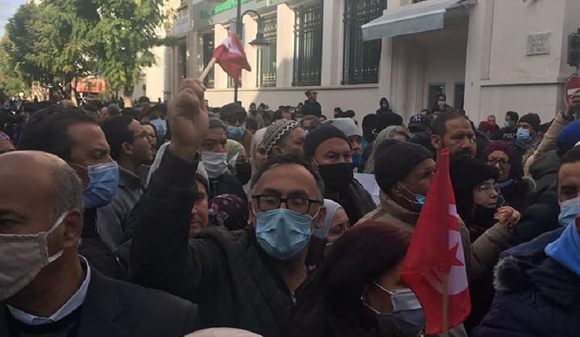 Les manifestants des partis dmocrates encercls par la police

