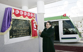 Tunisie - Le Chef de lâEUR(TM)Etat donne le coup dâEUR(TM)envoi de la nouvelle ligne de métro vers la Manouba