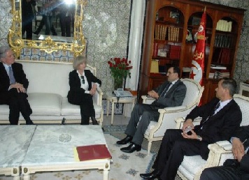 En visite en Tunisie, Elisabeth Guigou effectue une série de rencontres