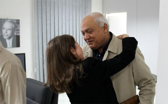 La photo du jour : Maya Jeribi et Ahmed Brahim, l'accolade de l'espoir sous les yeux de Bourguiba