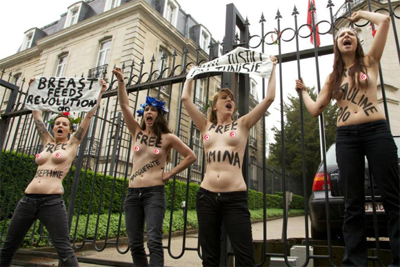 5 Femen manifestent seins nus devant l'ambassade de Tunisie en Belgique