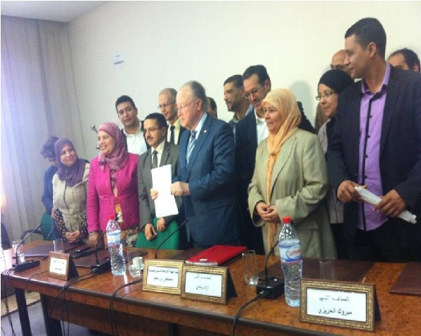 Photo du jour : Mustapha Ben Jaâfar, la Constitution et Sabrine
