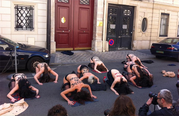 Prière seins nus des Femen devant l'ambassade de Tunisie en France
