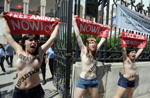 Arrestation de deux Franaises et d'une Allemande de Femen