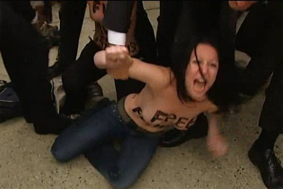 Femen, seins nus, au passage de F.Hollande. Femen, en sefsari, devant le juge tunisien