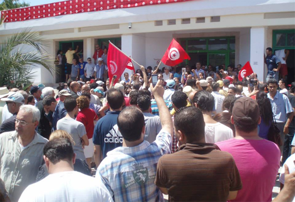 Appels à la chute immédiate du régime, par les manifestants devant l'hôpital (MAJ)