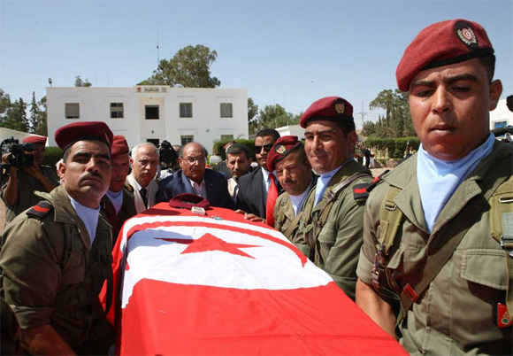 Moncef Marzouki assiste à une cérémonie en hommage aux soldats tombés à Chaâmbi