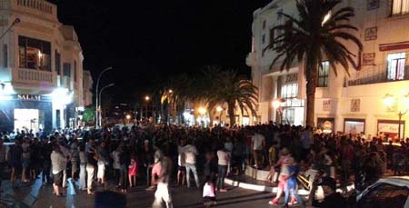 Bougies à la main, des citoyens de la Marsa rejoignent le Bardo