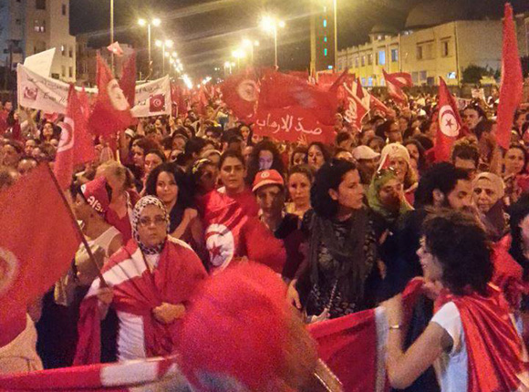 Près de 15 000 Tunisiennes manifestent contre le régime (vidéo)