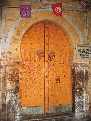 Prise par la force de la bibliothèque nationale de Tunis par des cheikhs de la Zitouna