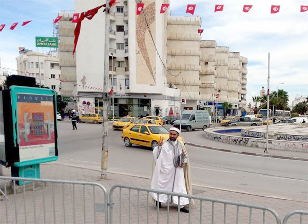 Photo du jour : Adel Almi au milieu de ses houris…