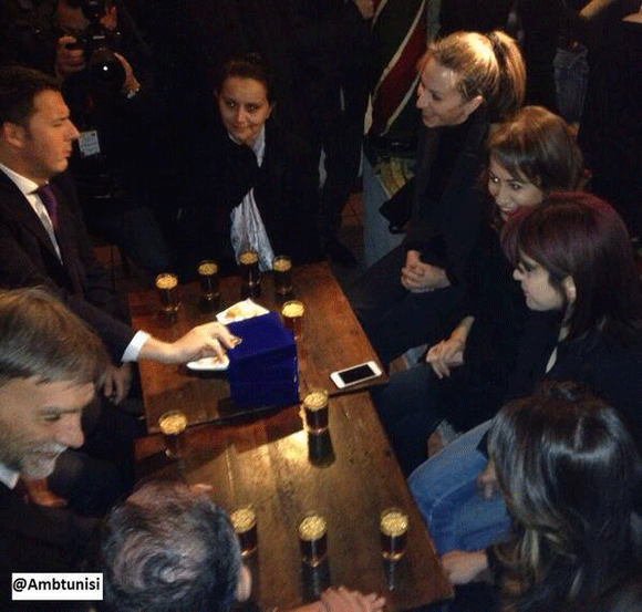 Photo du jour : Matteo Renzi prend un thé avec 5 activistes tunisiennes