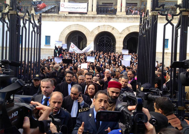 Les avocats organisent une manifestation au palais de justice de Tunis