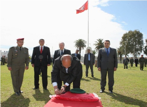 Marzouki, Jomâa et Ben Jaâfar, à la cérémonie en l'honneur du soldat tué au Mont Chaâmbi