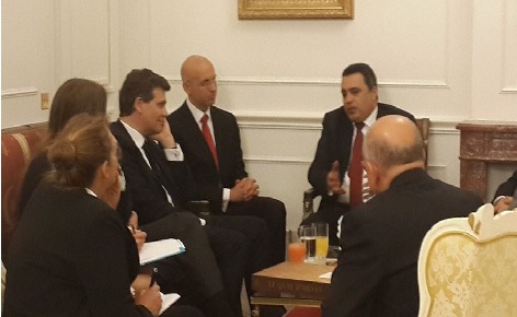 Mehdi Jomâa s'entretient avec le ministre français de l'Economie, Arnaud Montebourg