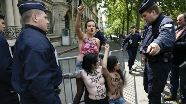 Amina Sbouï, seins nus, apporte son soutien aux Frères musulmans