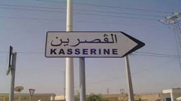  Tunisie – A Kasserine, des agents de la sûreté intérieure chassent le chef du district de son bureau