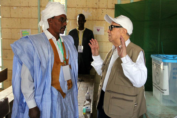 BCE, en casquette et gilet, supervise les élections en Mauritanie (vidéo)