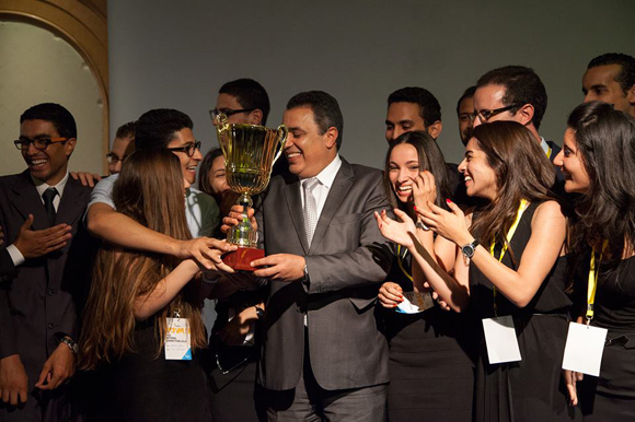 Mehdi Jomâa décerne l'Award de la 5ème édition du CJD-Programme EnactusTunisie aux étudiants de l'IHEC