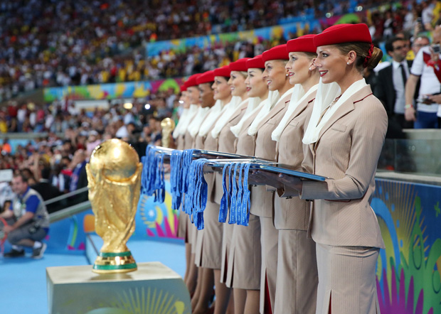 Emirates fte la Coupe du monde de la FIFA avec lAllemagne le gagnant du trophe