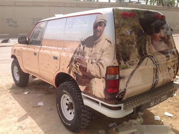 Hend Chaouch au volant d'une voiture sponsorisée par Mohamed Ayachi Ajroudi