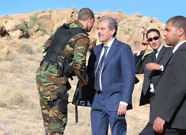 Tunisie - Mondher Zenaidi en campagne électorale au mont Chaâmbi