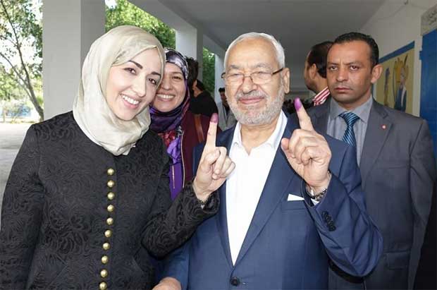 Tunisie - Rached Ghannouchi vote avec ses filles à Ben Arous