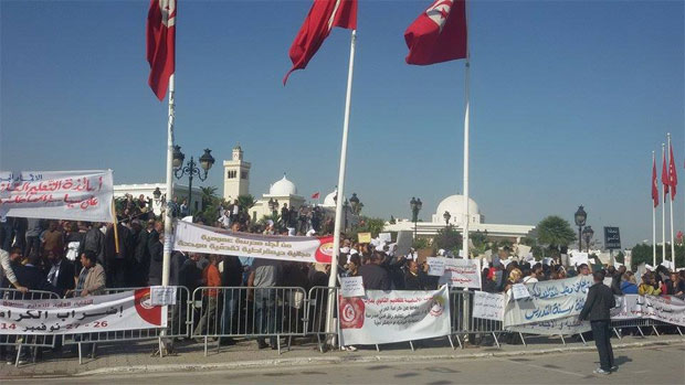 Tunisie – Rassemblement de protestation des enseignants du secondaire à la Kasbah