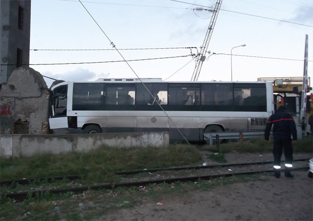 Tunisie- Une collision entre une locomotive et un bus fait 6 morts et 32 blessés à Monastir (audio)