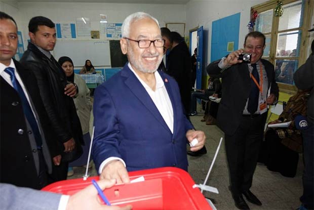 Tunisie - Rached Ghannouchi vote avec sa fille à Ben Arous
