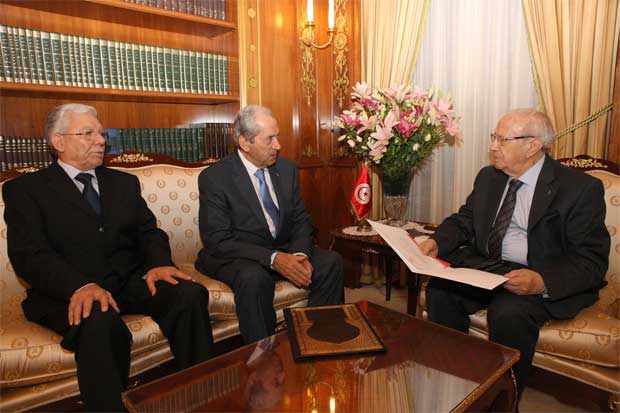 Béji Caïd Essebsi reçoit la candidature pour la présidence du gouvernement (vidéo)