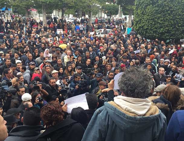 Rassemblement de soutien à Sofiane Chourabi et Nadhir Guetari devant le théâtre municipal de Tunis (vidéo)