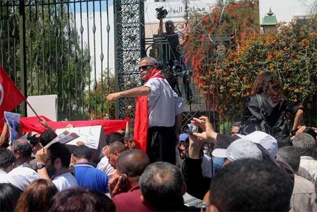 Les agents de campagne de Slim Riahi manifestent devant l'ARP