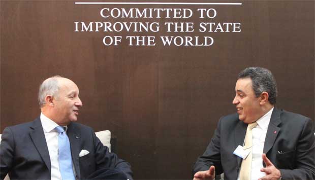 Mehdi Jomâa s'entretient avec Laurent Fabius à Davos